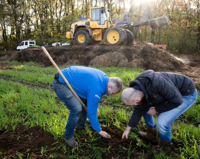 bodeminspectie met bokashi hoop op de achtergrond