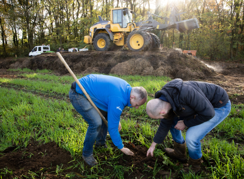 bodeminspectie met bokashi hoop op de achtergrond