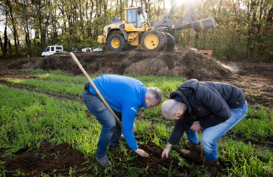 bodeminspectie met bokashi hoop op de achtergrond